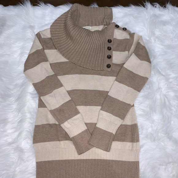 Banana Republic Sweaters - 🌺 3/$25 Banana Republic Sweater